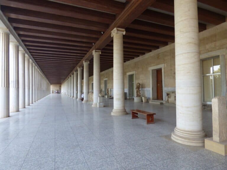 Educational corridor with classical columns and natural light, ideal for learning environments.